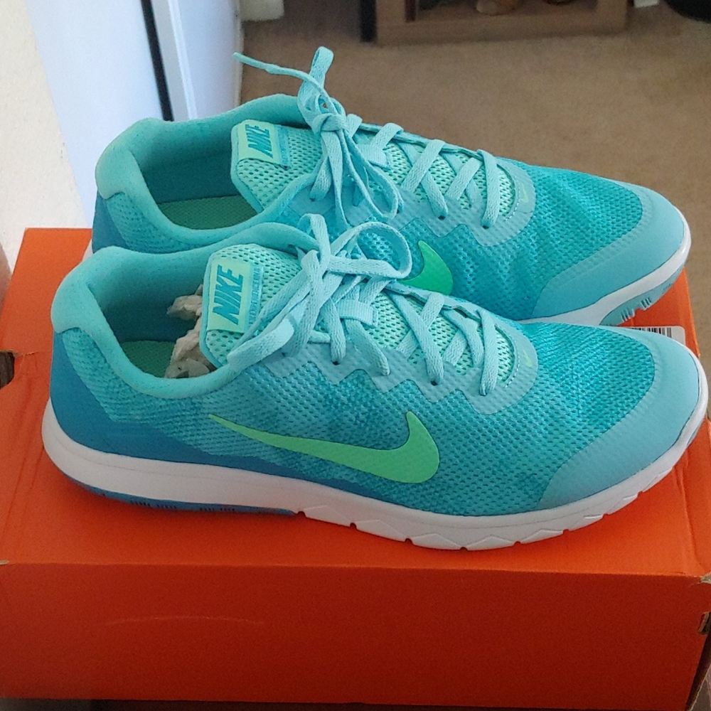 Sneakers - Picture 5 of 7